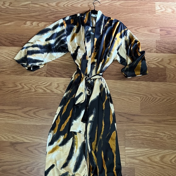 Natori Kimono - Picture 3 of 4